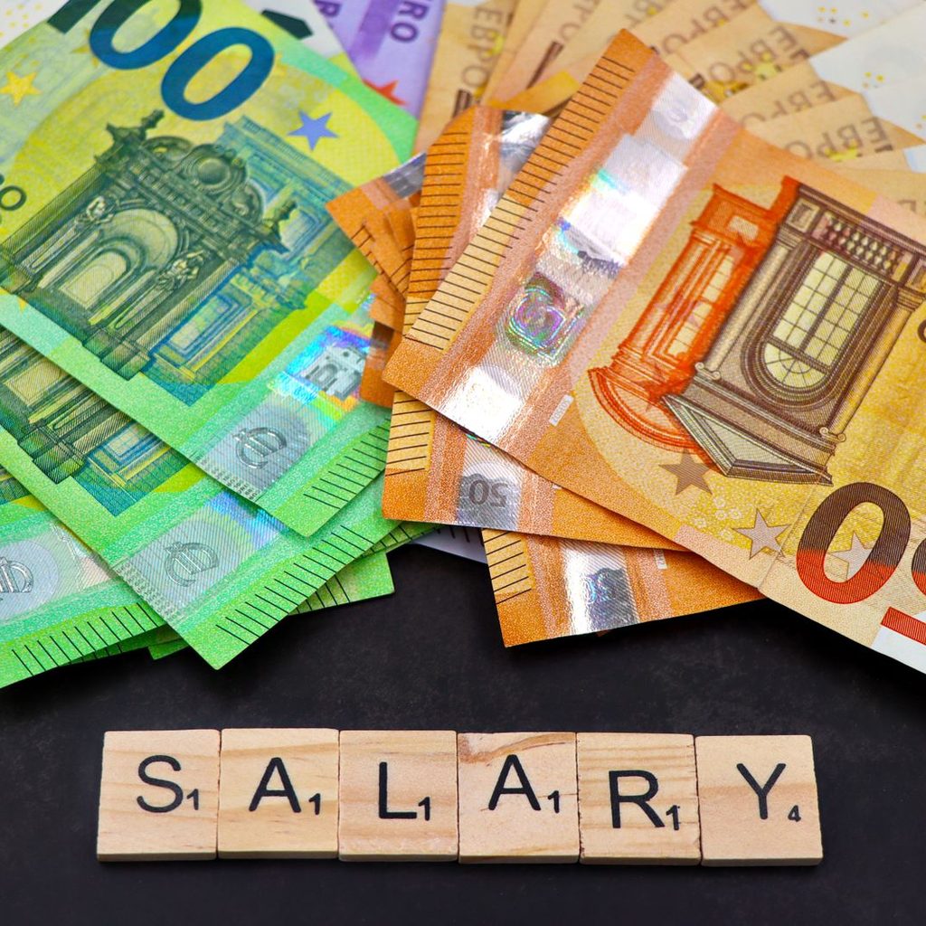 Banconote in euro e lettere SALARY: comprendere le voci della busta paga